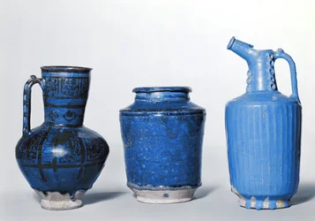 Krüge mit blauer Glasur, Rayy, 12.-13. Jahrhundert